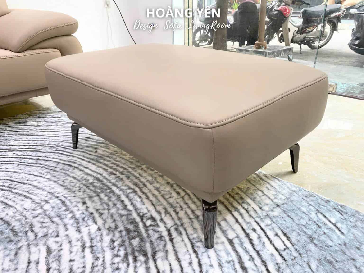 Dáng chân bằng kim loại sáng bóng sang trọng