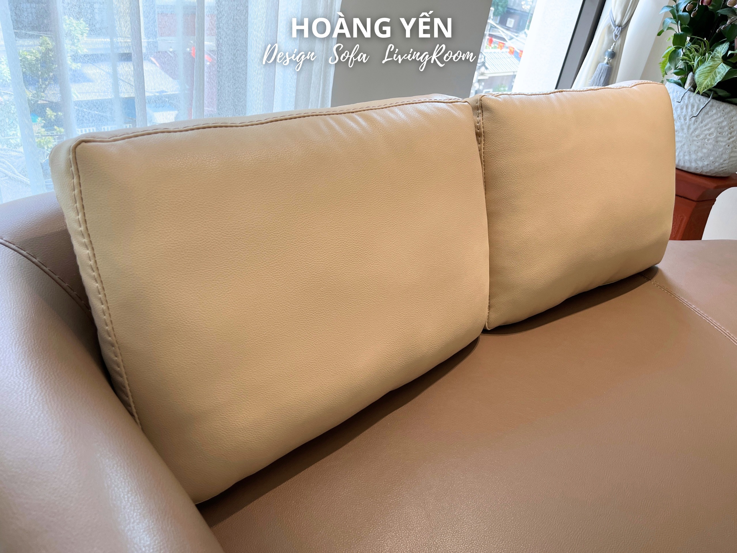 Lưng ghế cong gồm lớp đệm cố định và tựa rời cao hơn