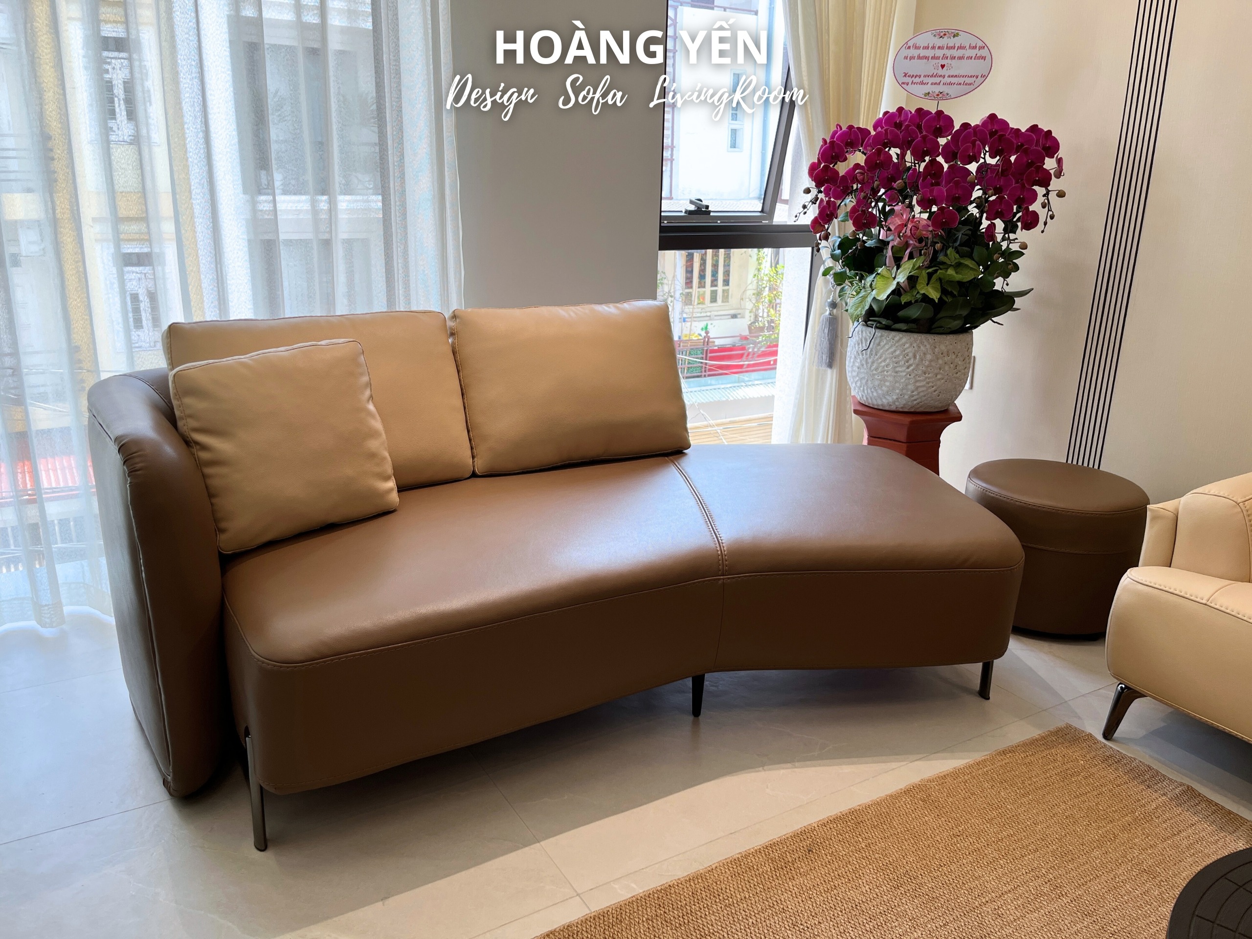 Tay ghế cong kiểu cách, một bên tay liền lưng và một bên không tay