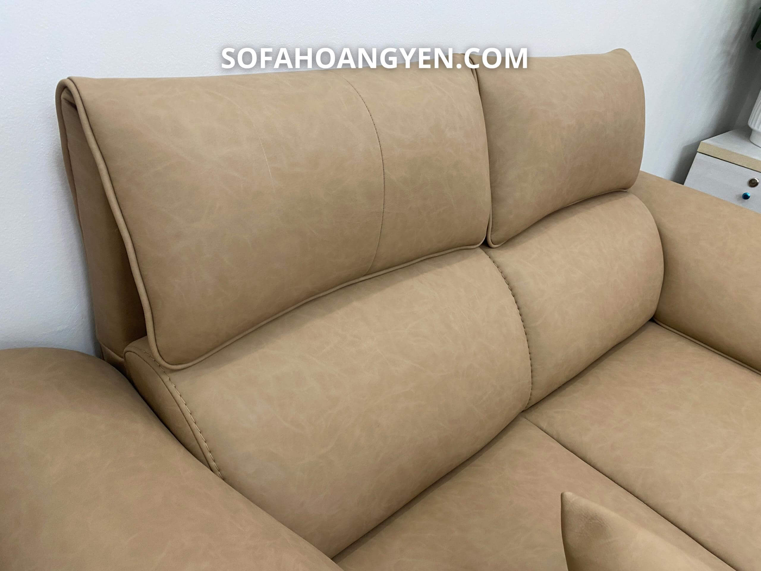 Tầng lưng sofa văng nghiêng nhẹ về sau giúp ngồi lâu không mỏi.