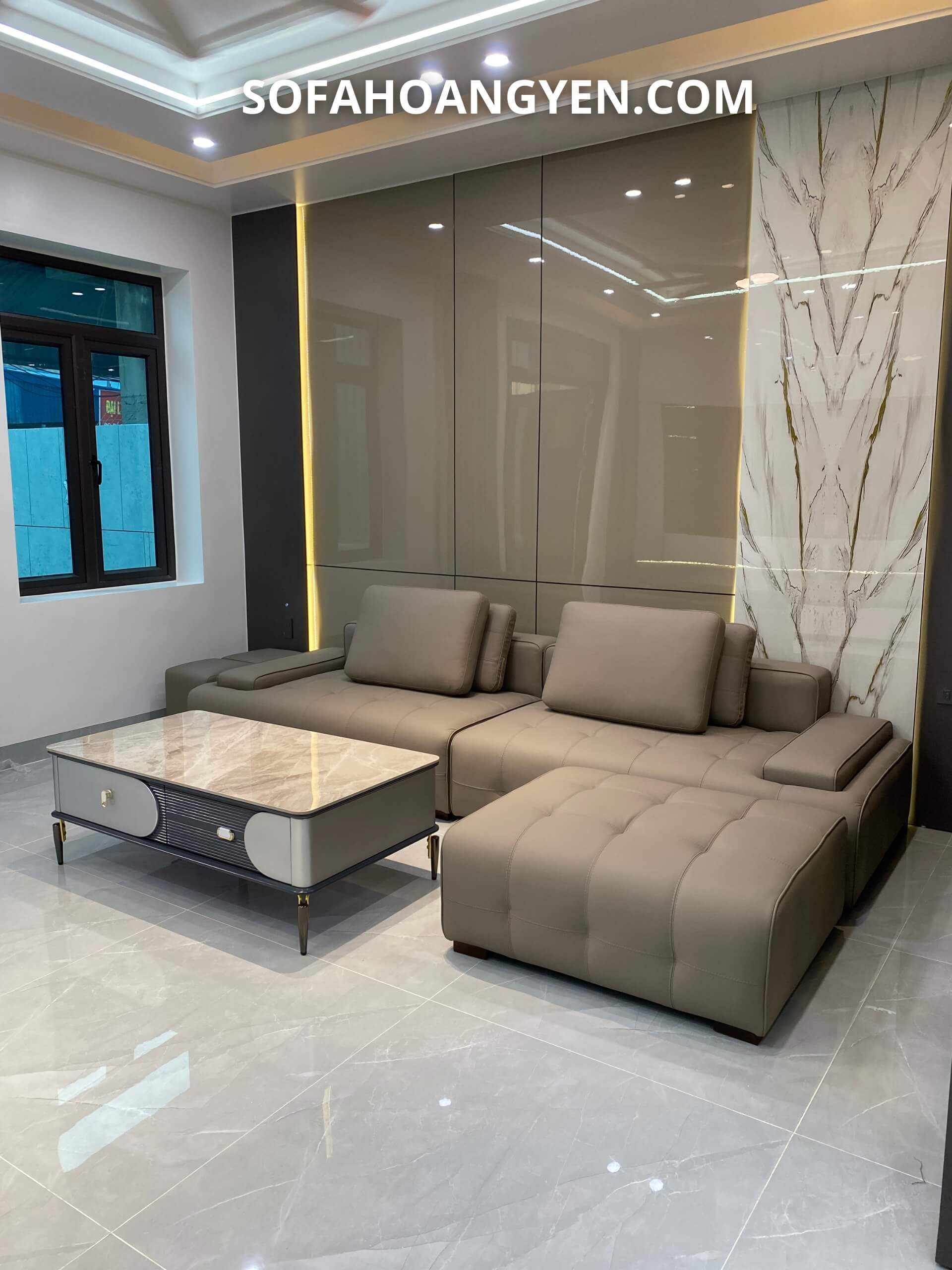 Tay ghế sofa dạng khối thấp dài tiện lợi cho mọi góc ngồi