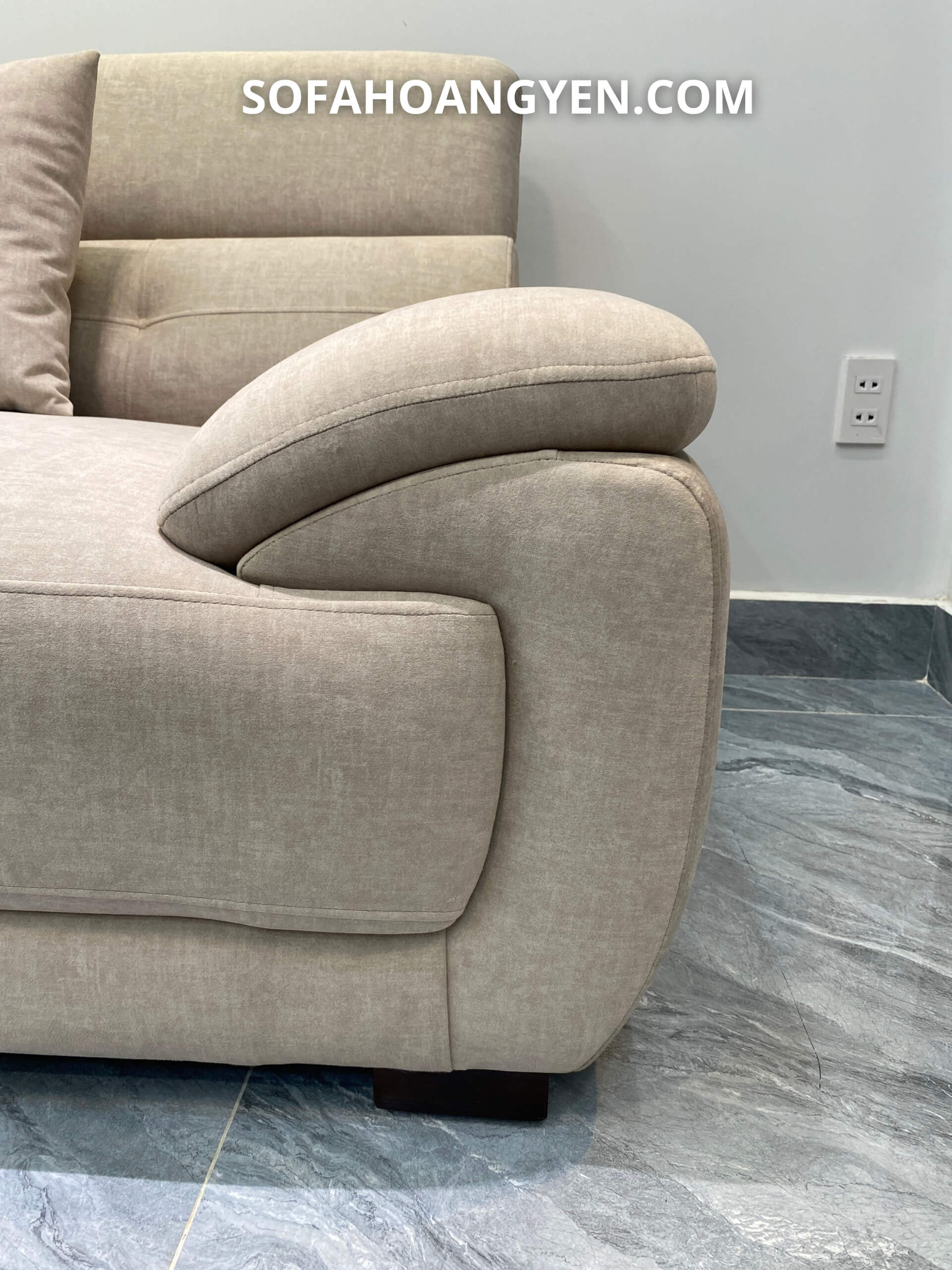 Tay ghế sofa văng rộng rãi và thoáng đạt, với hông trẻ trung