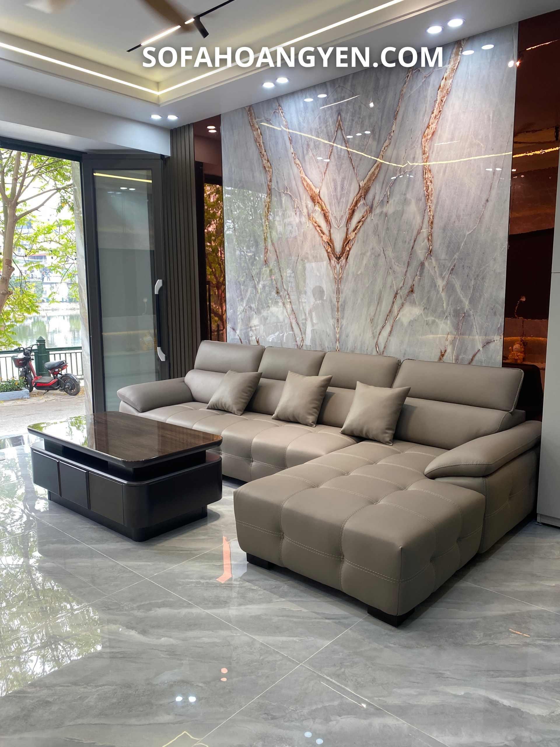 Các chi tiết may nổi, nhấn lõm ô vuông tạo chiều sâu thị giác, tăng vẻ hiện đại và cá tính