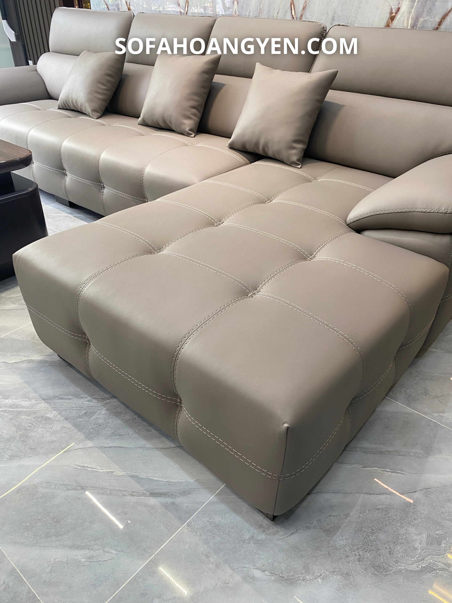 Các vị trí nhấn lõm nhẹ giúp bề mặt sofa có chiều sâu