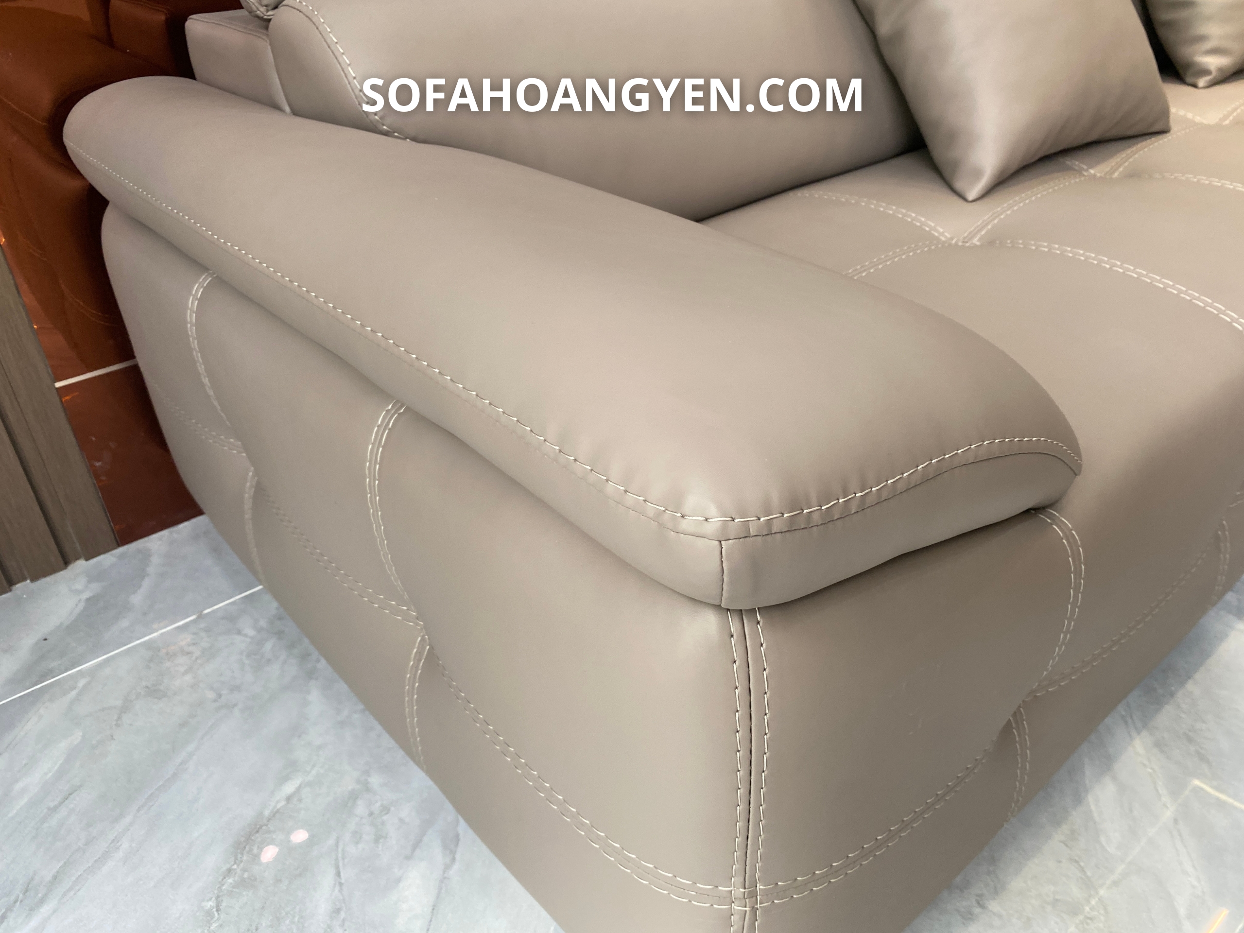 Tay vát giúp giải phóng góc nhìn và làm bộ sofa góc trông thanh thoát hơn.