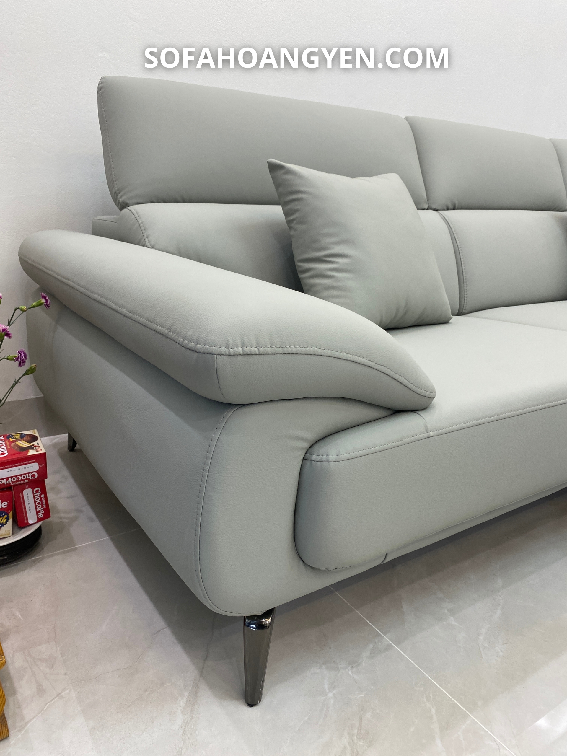 Thiết kế tay ghế hạ thấp với bề mặt đệm
