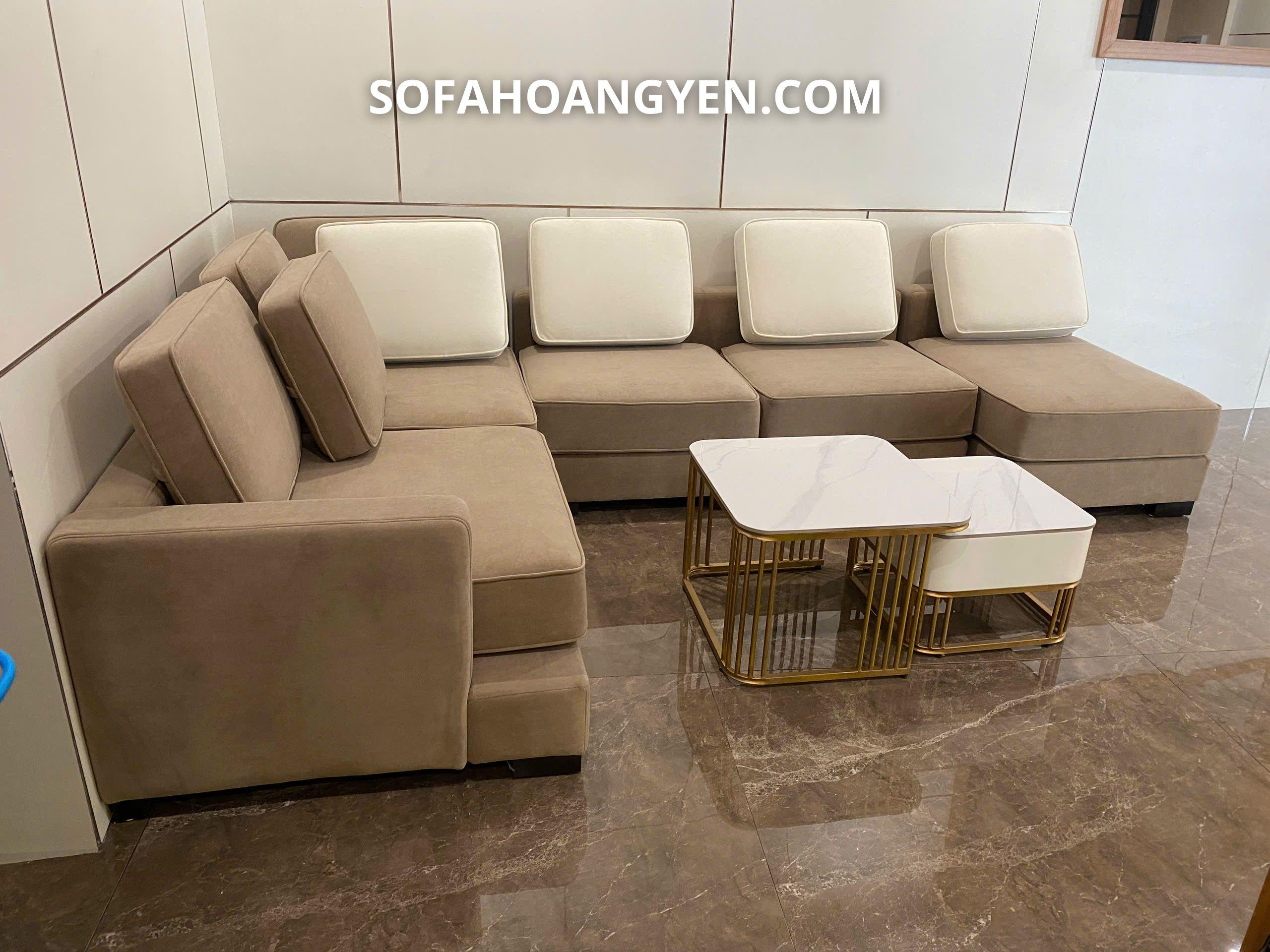 Thiết kế tay sofa góc L tạo cảm giác mở và tăng chiều dài thị giác.