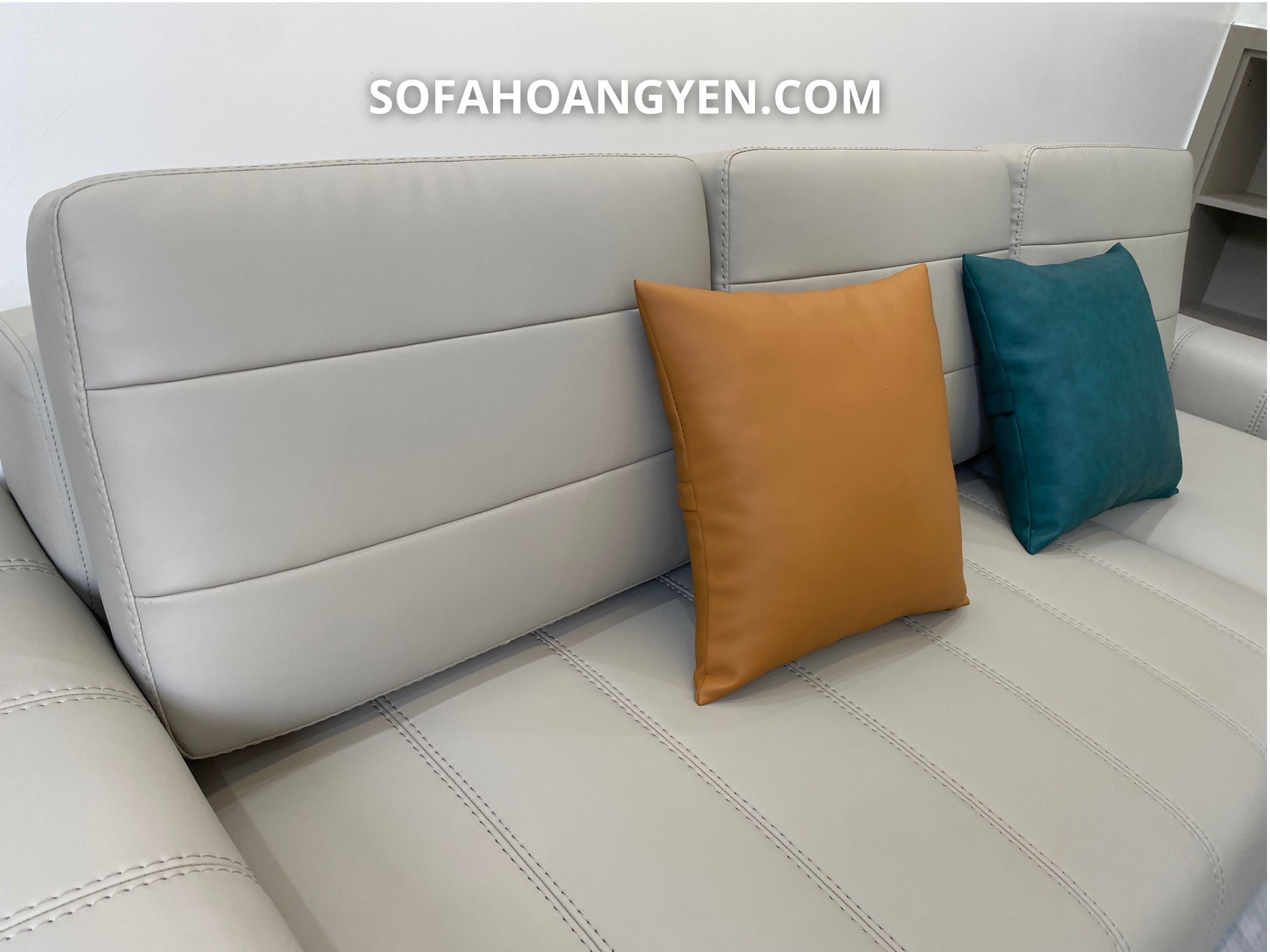 Phần tay ghế dày thiết kế thống nhất và mở rộng không gian ngồi cho bộ sofa.