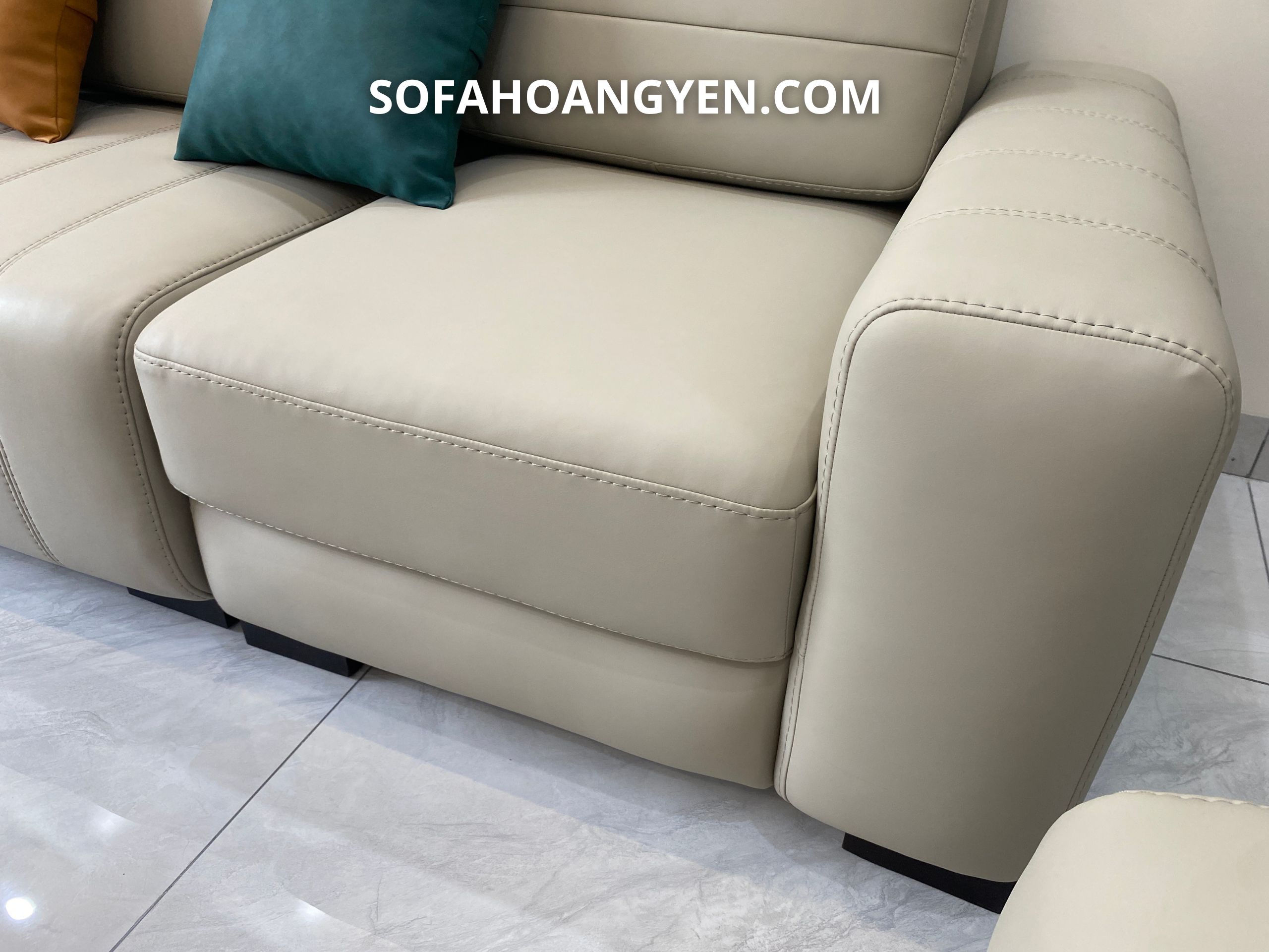 Phần tay ghế dày thiết kế thống nhất và mở rộng không gian ngồi cho bộ sofa.