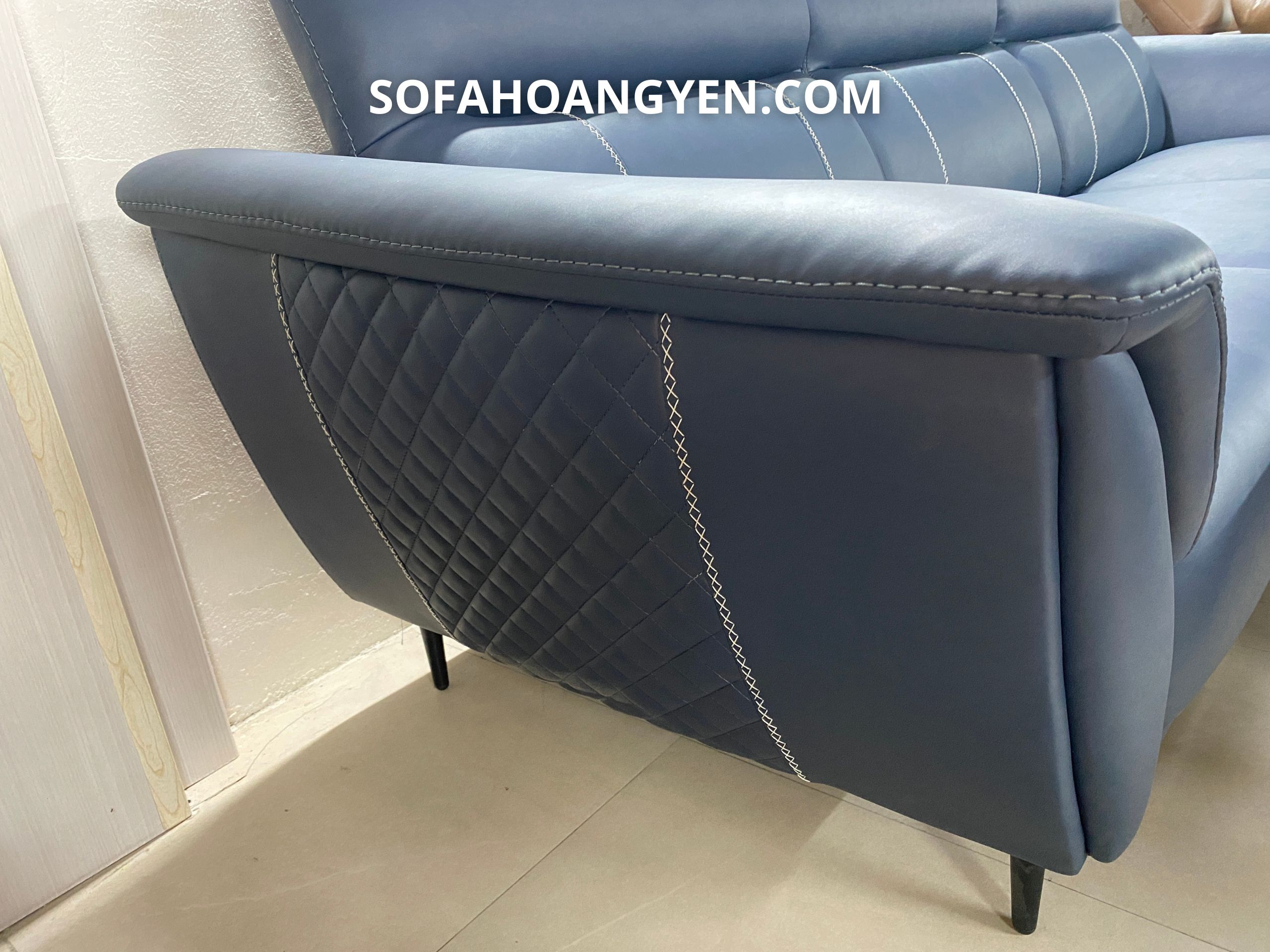 Điểm nhấn đặc biệt nằm ở mảng trám hình thoi được may nổi tỉ mỉ ở giữa hông ghế.