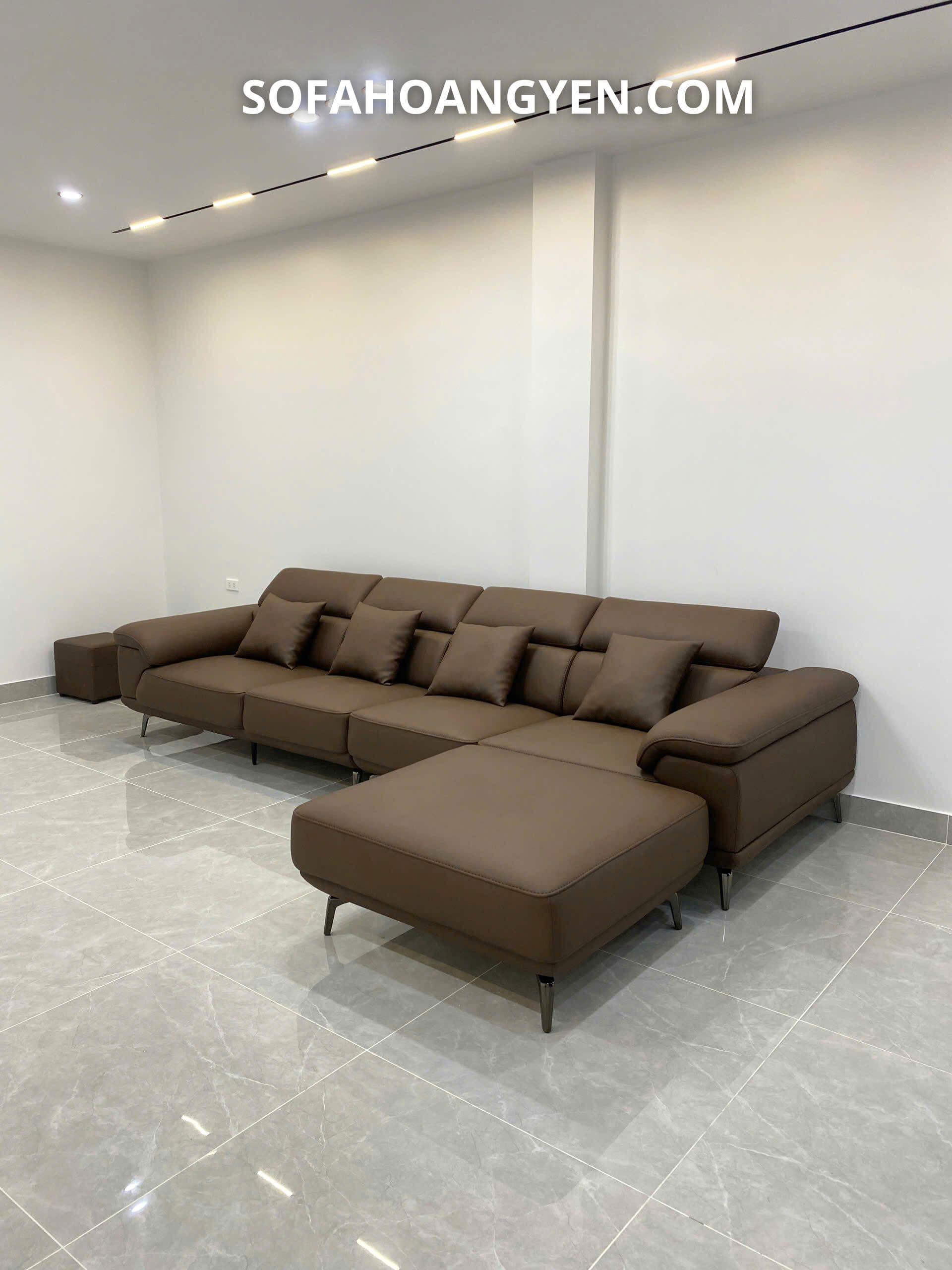 Kiểu dáng tay vịn thấp vừa phải, thuận tiện cho việc gác tay thư giãn hoặc nằm gối đầu thoải mái